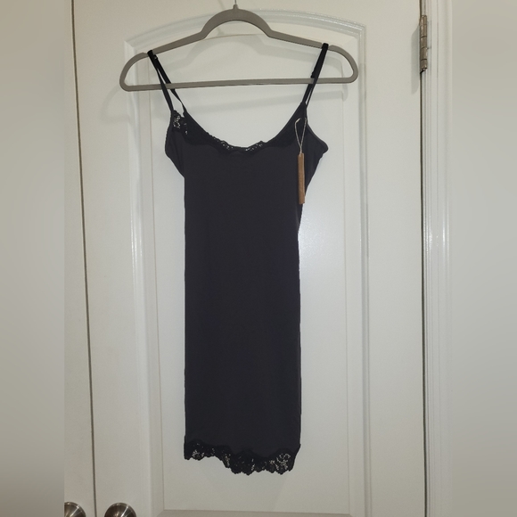 NWT SKIMS FITS EVERYBODY LACE SHORT SLIP DRESS IN ONYX - Picture 5 of 8